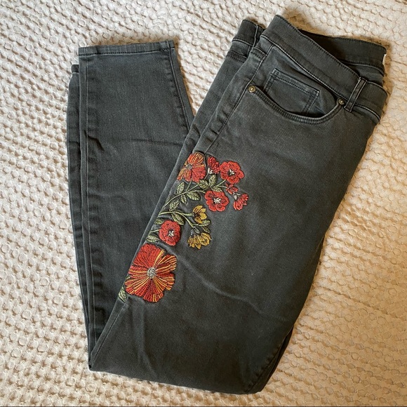 Host Pick 🌺 LOFT Black Poppy Embroidered Mid-Rise Jeans Size 31 or 12 - Picture 5 of 10